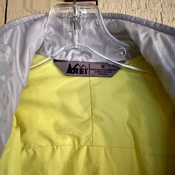 REI Women's Puffer Jacket in Light Grey / Bright Green - Size Medium - Picture 9 of 10